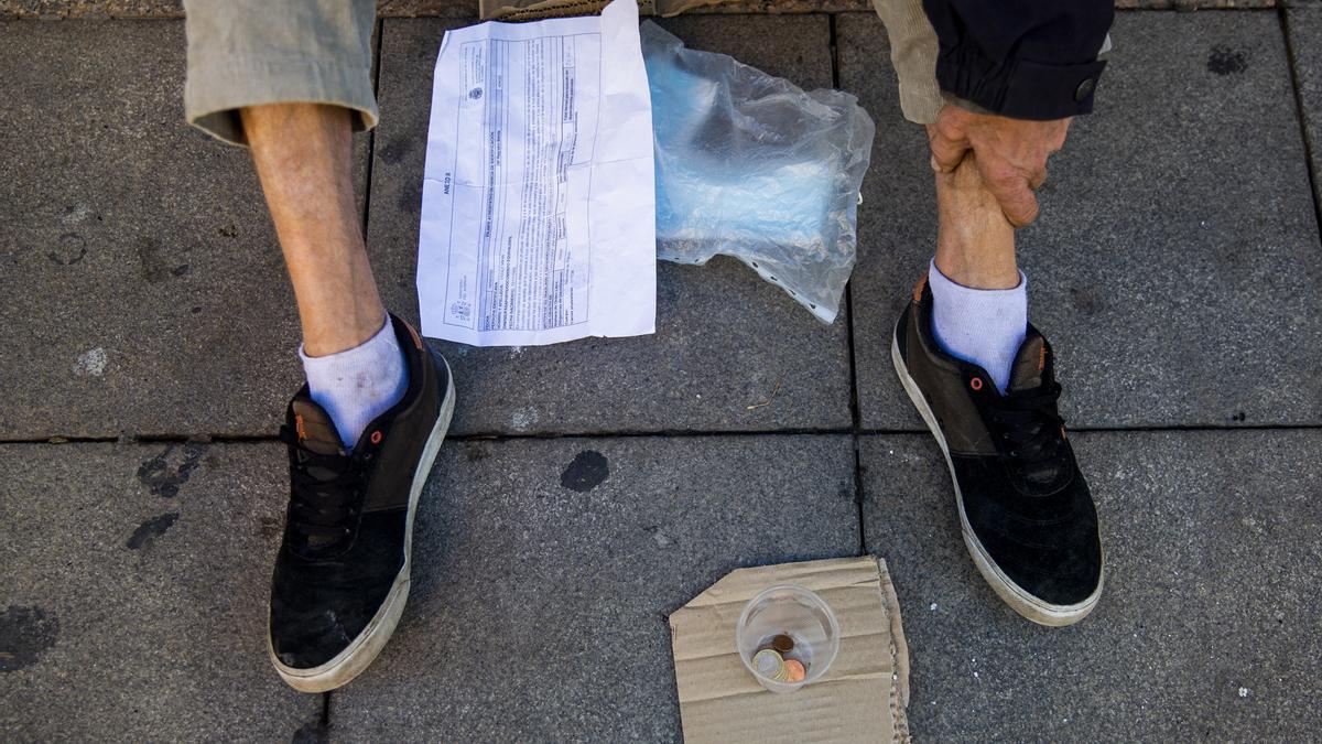 Una persona pidiendo en Alicante