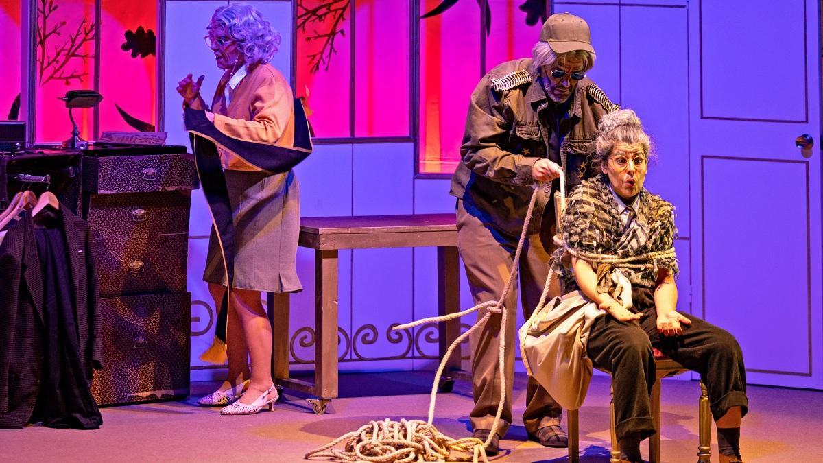 Una función de 'Berenguela na gaiola', que se ve esta semana en Santiago, en el Salón Teatro.