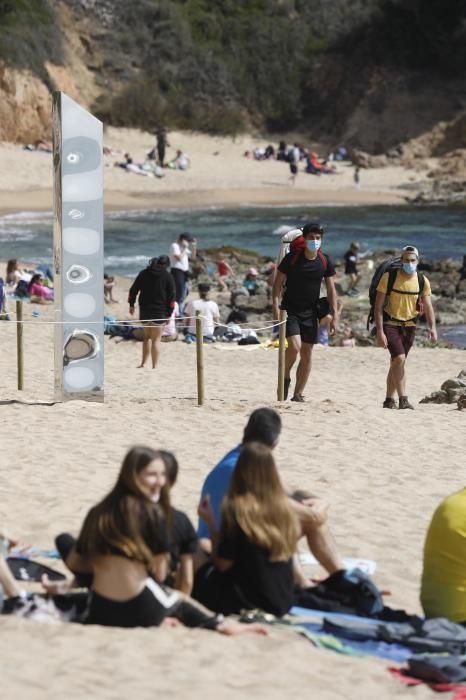 Apareix un misteriós monòlit a la platja de sa Conca