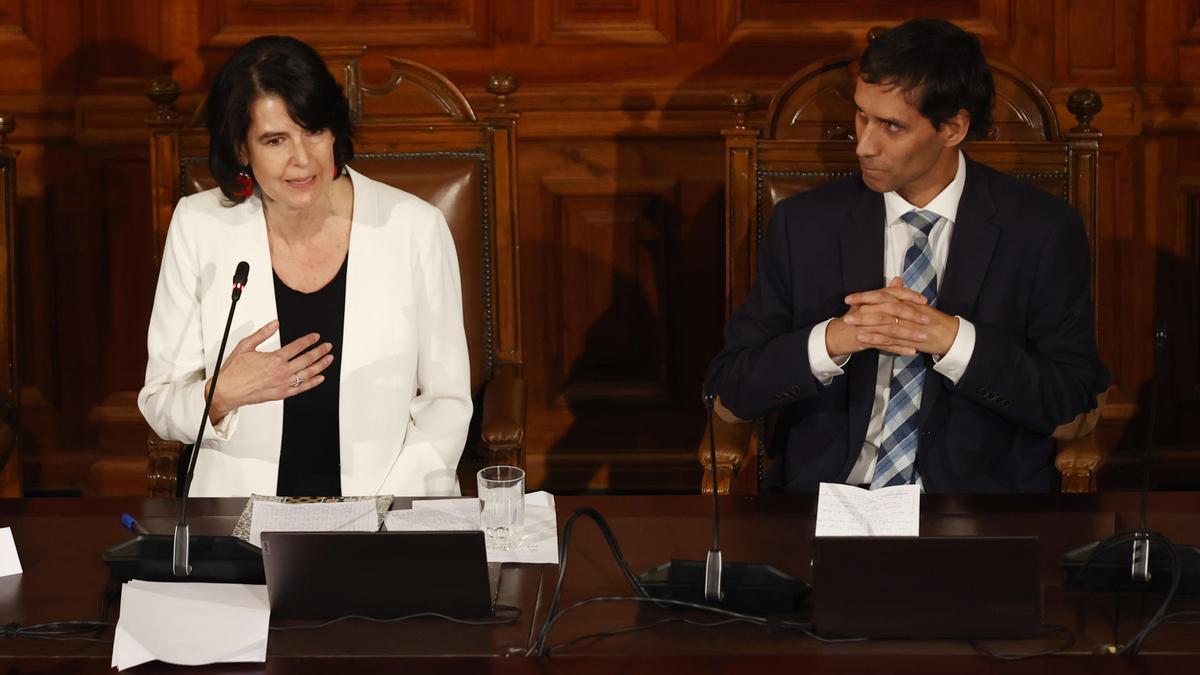 Verónica Undurraga y Sebastián Soto, presidenta y vicepresidente de la recién conformada Comisión Experta para el proceso constituyente en Chile.