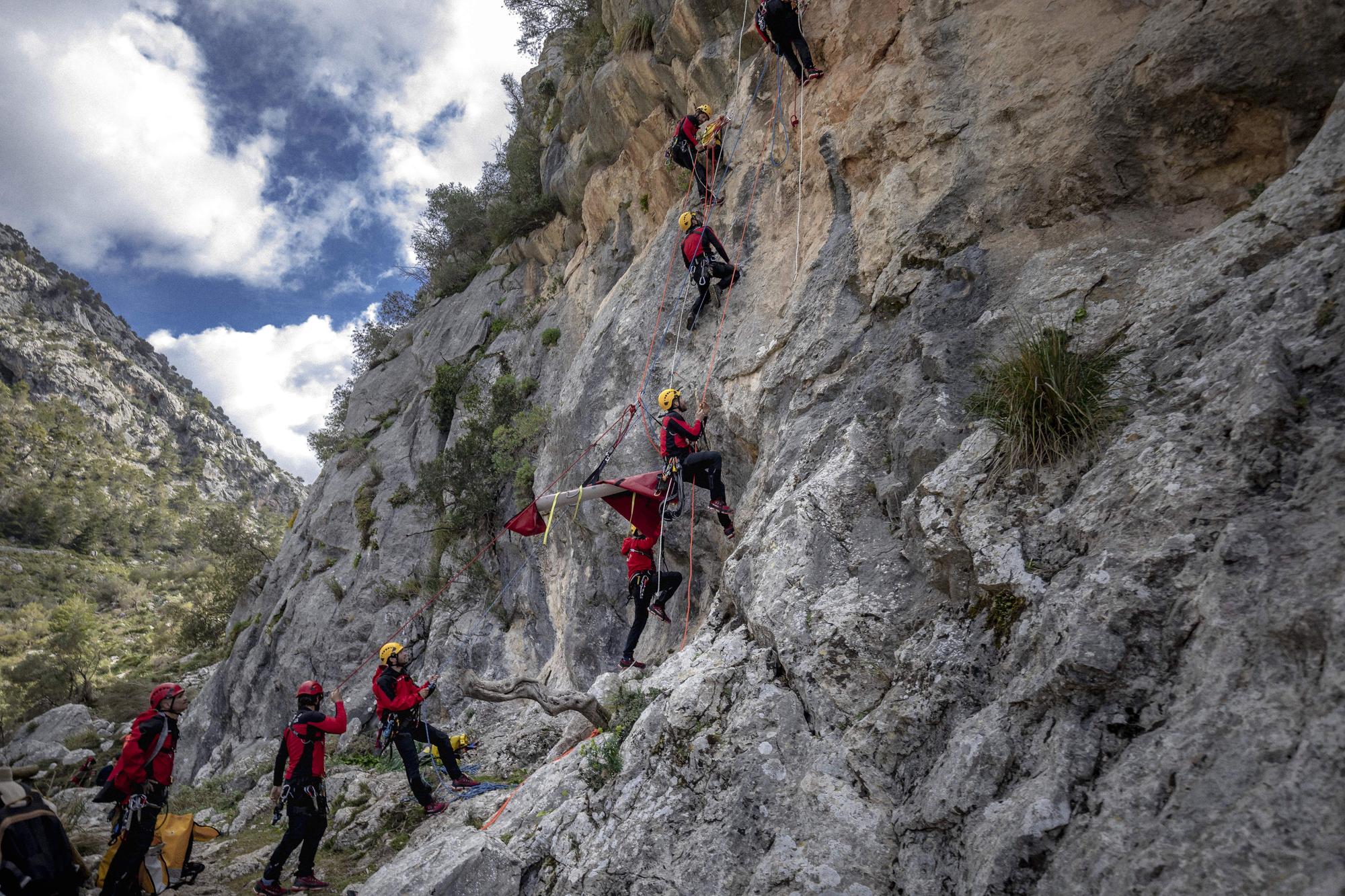 Los Bombers de Mallorca entrenan los rescates de montaña en Tossals Verds