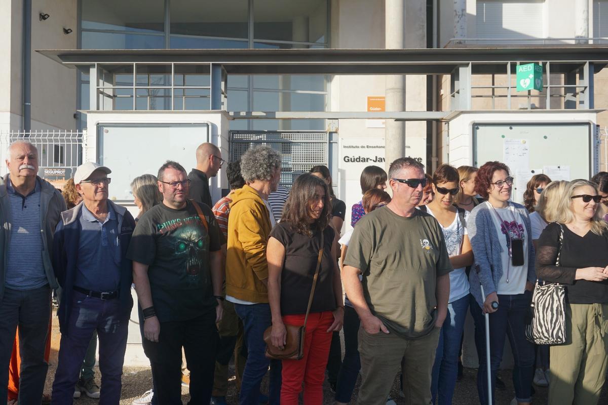 Concentración a las puertas del instituto Gúdar-Javalambre de Mora de Rubielos por los problemas del transporte.