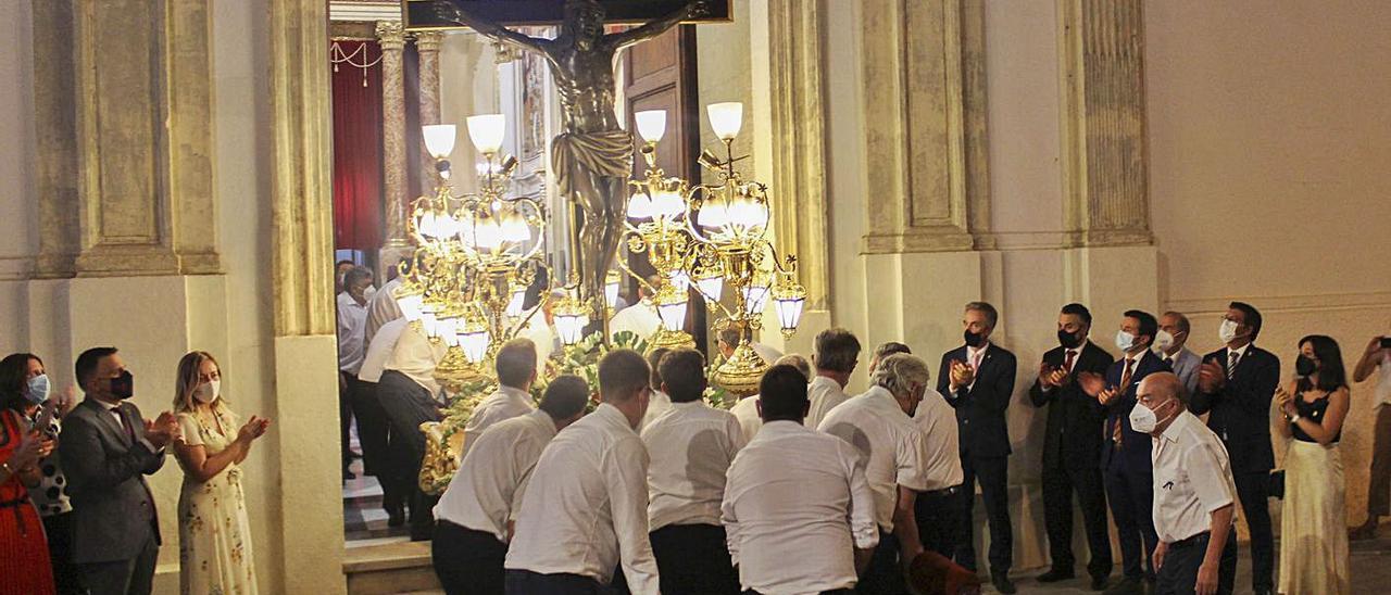 A la izquierda, entrada del Crist en la iglesia de Sant Carles, en el Trasllat Extraordinari. En la imagen de la derecha, repersentación teatral en la Glorieta. | LEVANTE-EMV