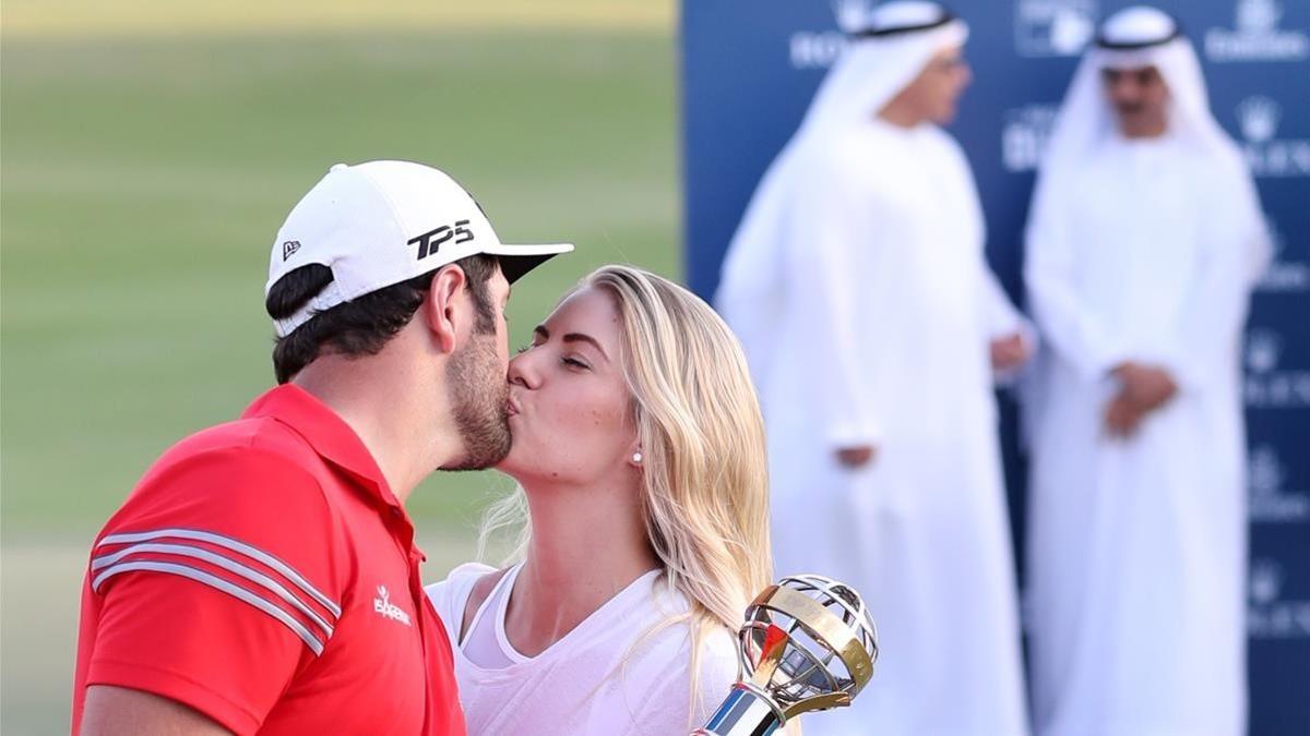 El campeón Jon Rahm besa a su novia en Dubái.