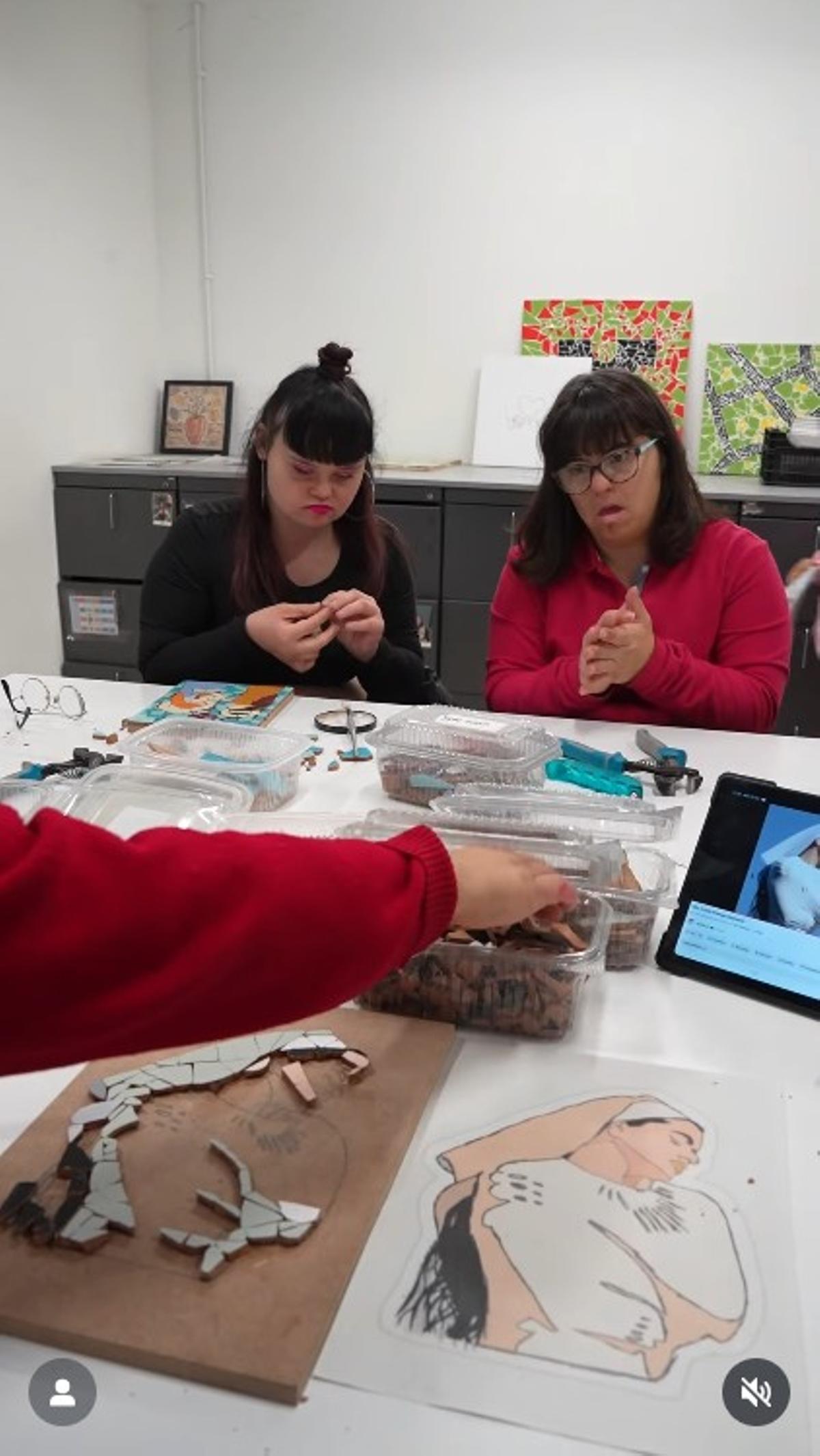 Moment de la creació del trencadís per les artistes de L'Encaix