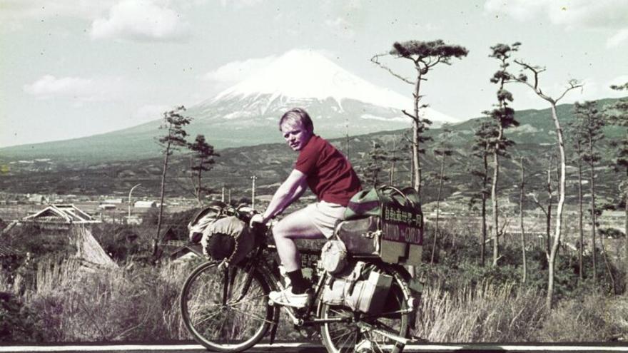 Una imagen de Heinz Stücke, en Japón, al pie del monte Fuji. Fotograma de la película.