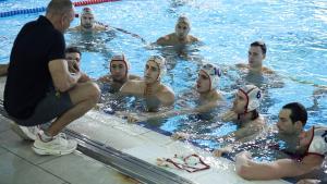 David Martín da instrucciones a sus jugadores durante un entrenamiento en el CAR