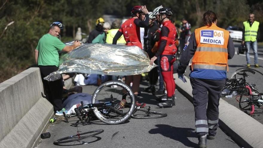 Un ciclista muerto y siete heridos al ser atropellados por un coche en Galicia