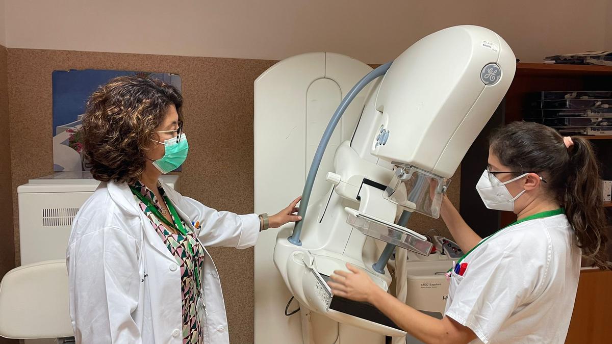 Un centenar de mujeres procedentes de atención primaria  han sido diagnosticadas este año de cáncer de mama por el servicio de Radiodiagnóstico del Hospital Clínico