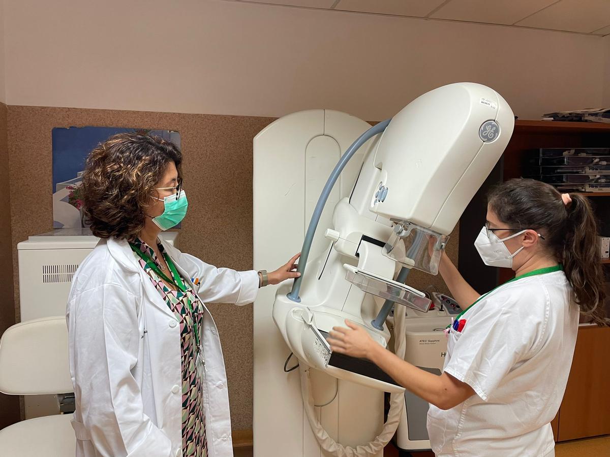 Profesionales sanitarias preparan un equipo de mamografía en una consulta de radiodiagnóstico