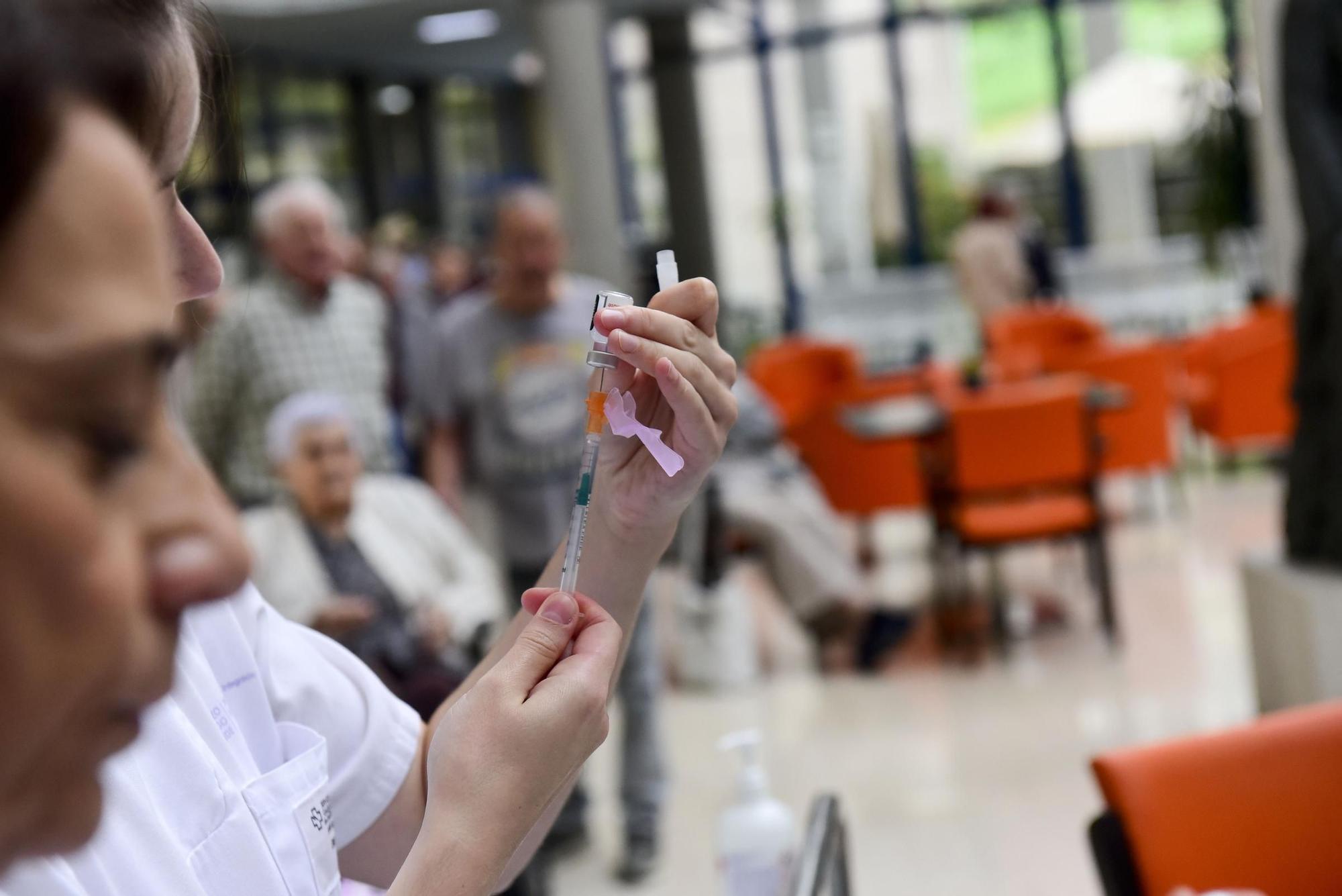 Vacunación en la residencia Torrente Ballester