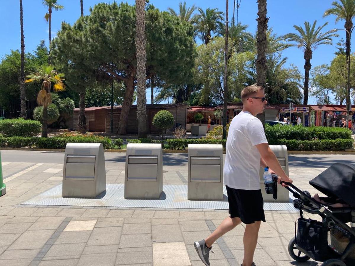 Nueva instalación soterrada con cuatro contenedores con el indicativo &quot;fracción resto&quot; frente al paseo de La Libertad en Torrevieja