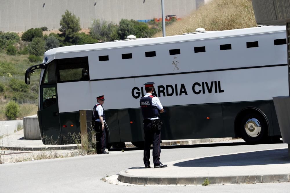 Junqueras, Romeva, Sànchez i Cuixart arriben a la presó de Lledoners