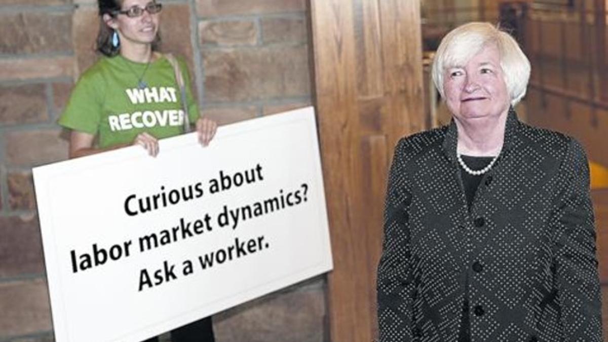 Una joven en Wyoming con un cartel de protesta en el que pide a Yellen que pregunte a los trabajadores si quiere saber cómo va el mercado laboral.