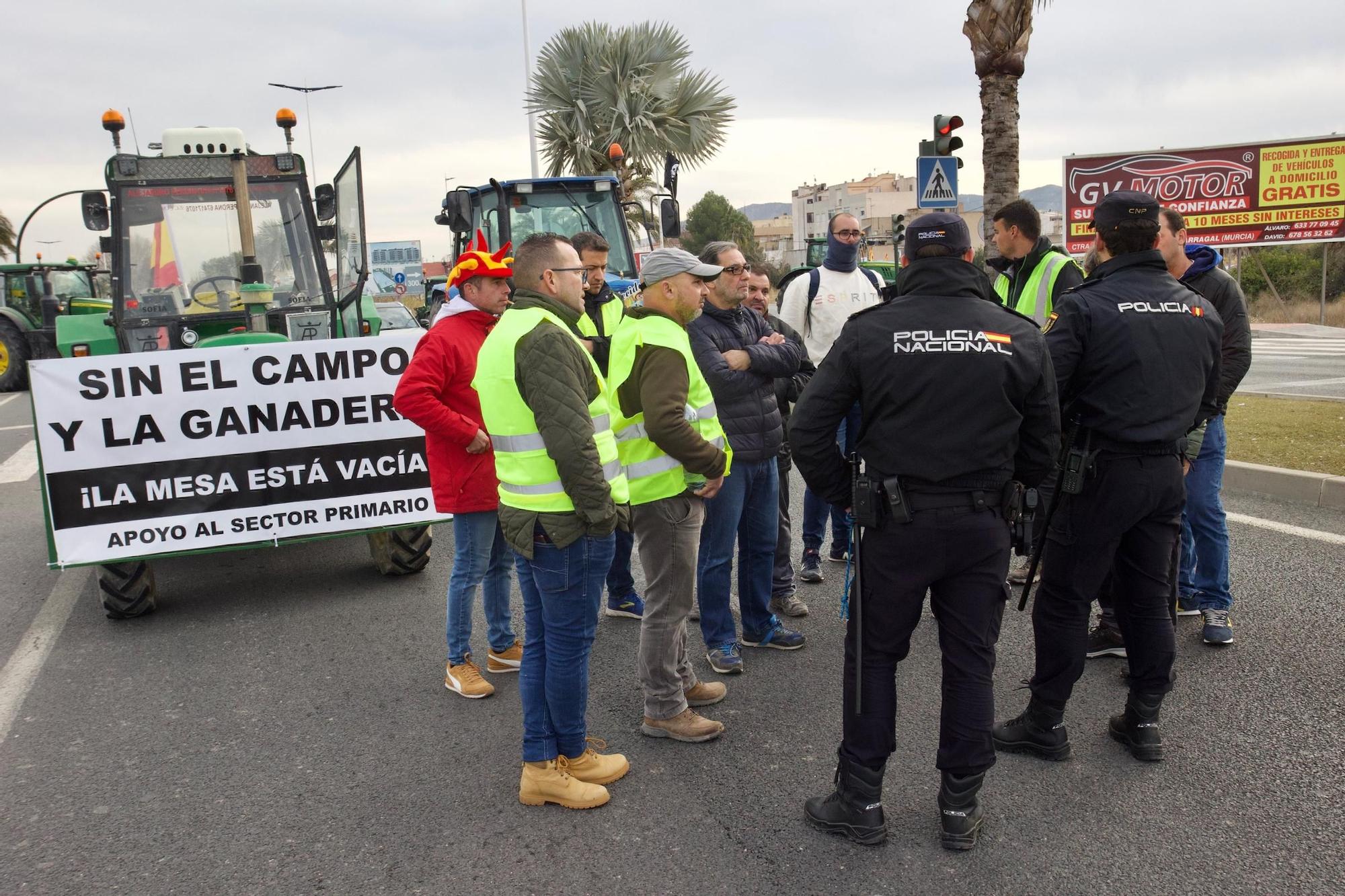 Las imágenes de la protesta de agricultores que ha colapsado el tráfico en Murcia