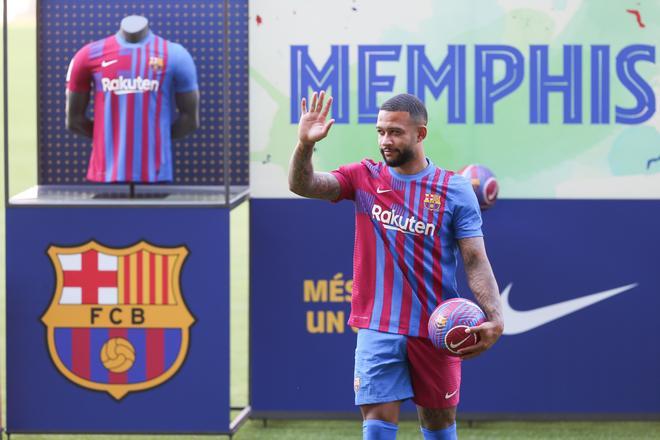 Las primeras imágenes de Memphis Depay con la camiseta del Barça