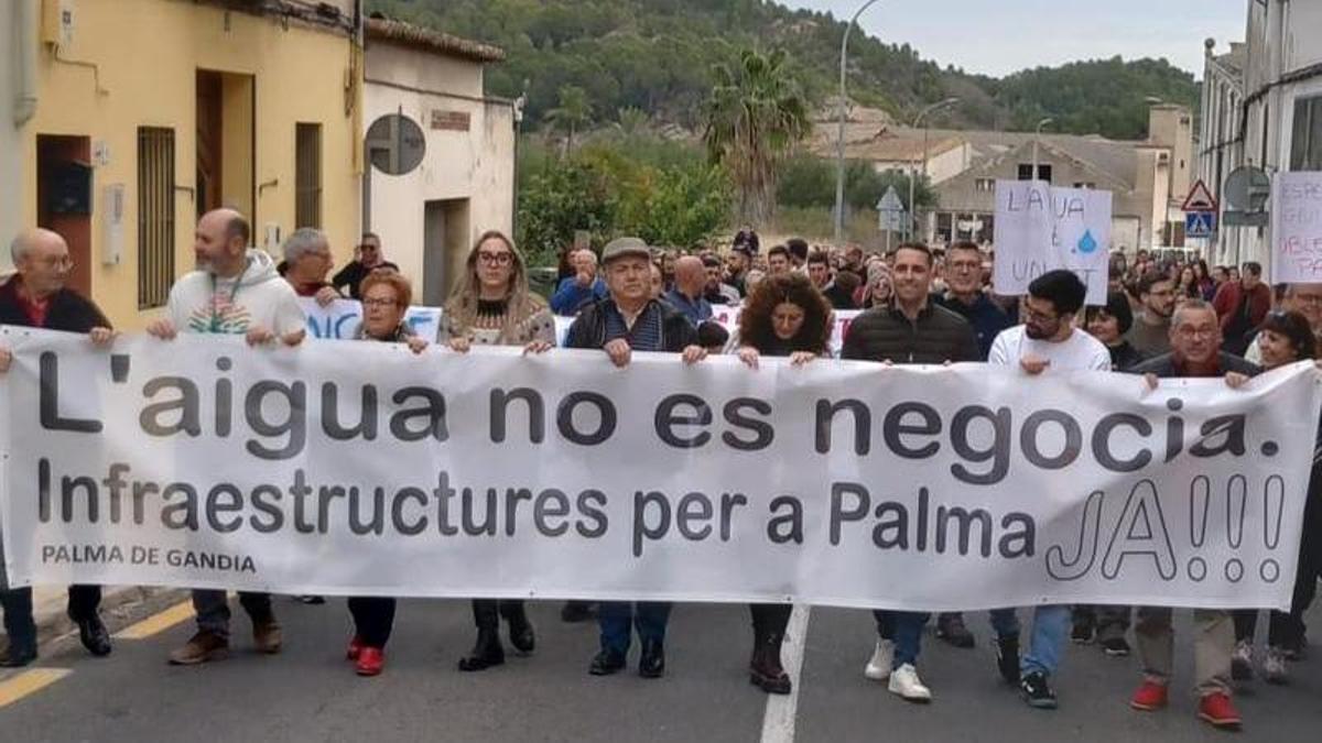 La cabecera de la manifestación, con las autoridades locales al frente.