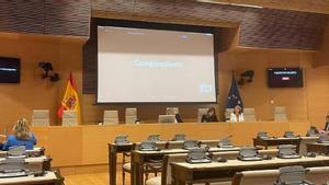 La tribuna de comparecientes, vacía en la sesión de la comisión de los atentados del 17-A durante la comparecencia a distancia de quien fue jefe del CNI en Girona en 2017