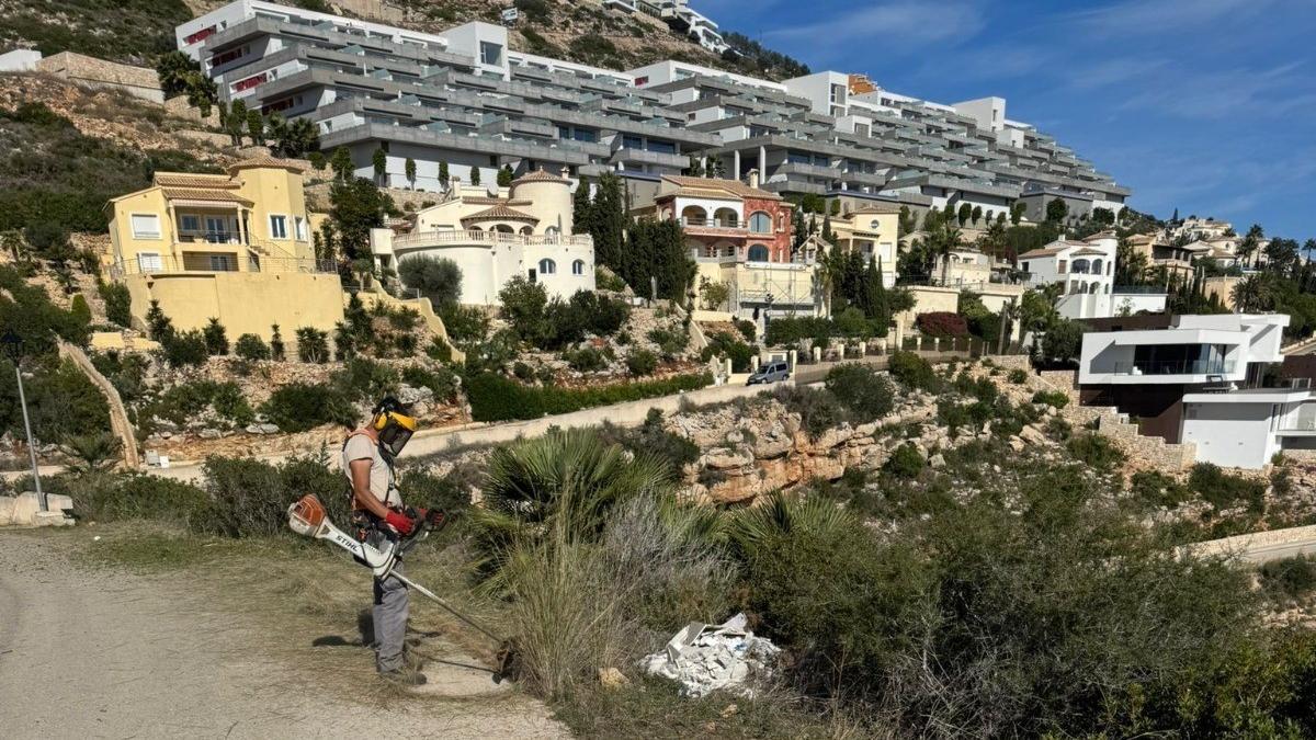 Uno de los viales en los que se han eliminado las malas hierbas; al fondo, los apartamentos y chalés de la Cumbre del Sol