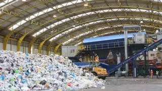 Un cubo que cuesta 30 millones al año: "La Plantona" revisa la basura de los asturianos, pero pasa factura