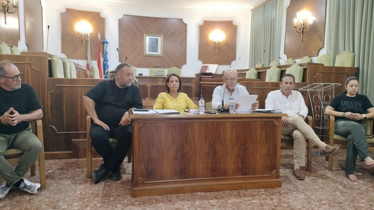 Representantes municipales de Oliva y trabajadores, anunciando la presentación de la denuncia.