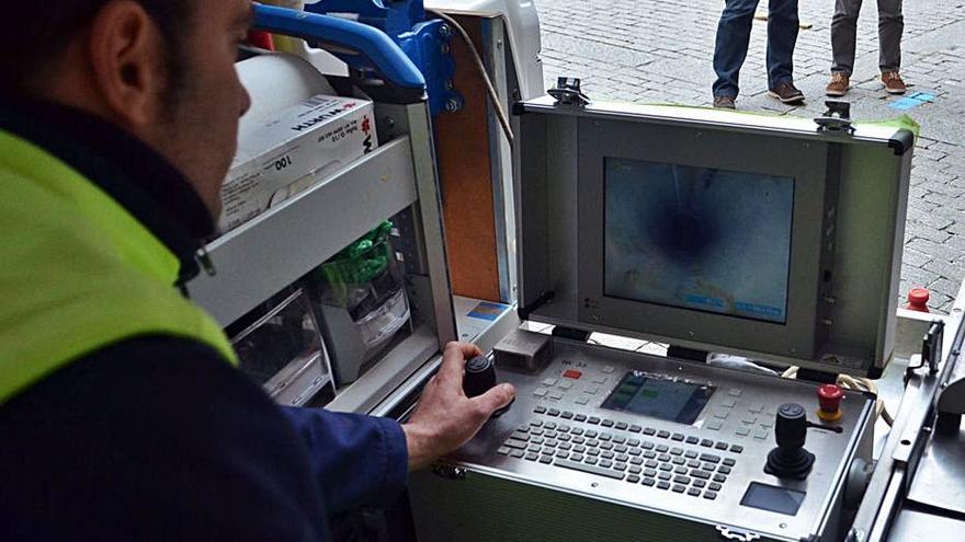 Un operario de Aquona realizando análisis en la red de aguas. | E. P.