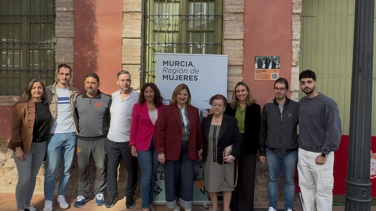 La consejera de Política Social, Familias e Igualdad, Conchita Ruiz, junto con la alcaldesa de Alcantarilla, Paqui Terol, y una de las mujeres conserveras durante el acto de colocación de una placa como homenaje a estas trabajadoras del municipio.