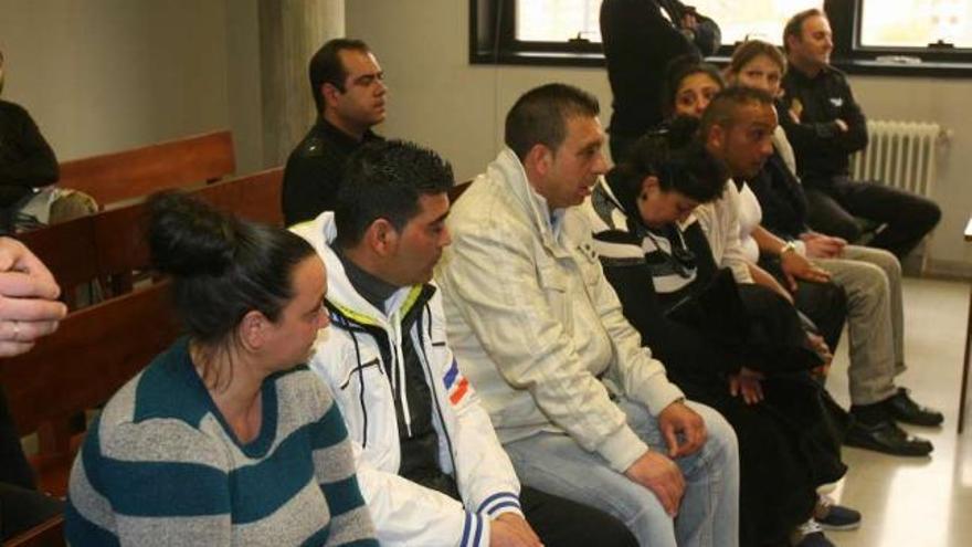Los siete procesados, durante el juicio celebrado en la Audiencia de Vigo, ayer.  // J. De Arcos