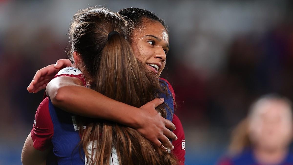 Brugts celebra su tercer gol con Lucía Corrales
