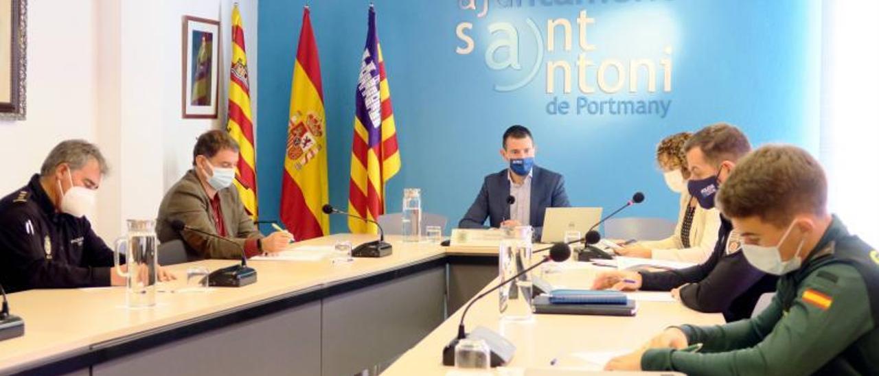 La reunión de la junta de seguridad, ayer, en Sant Antoni. | D.I.