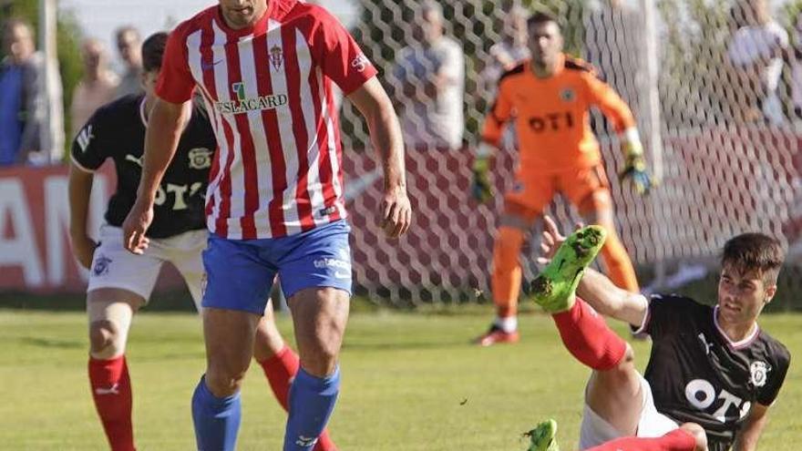 Claudio conduce el balón en el duelo ante el Baracaldo.