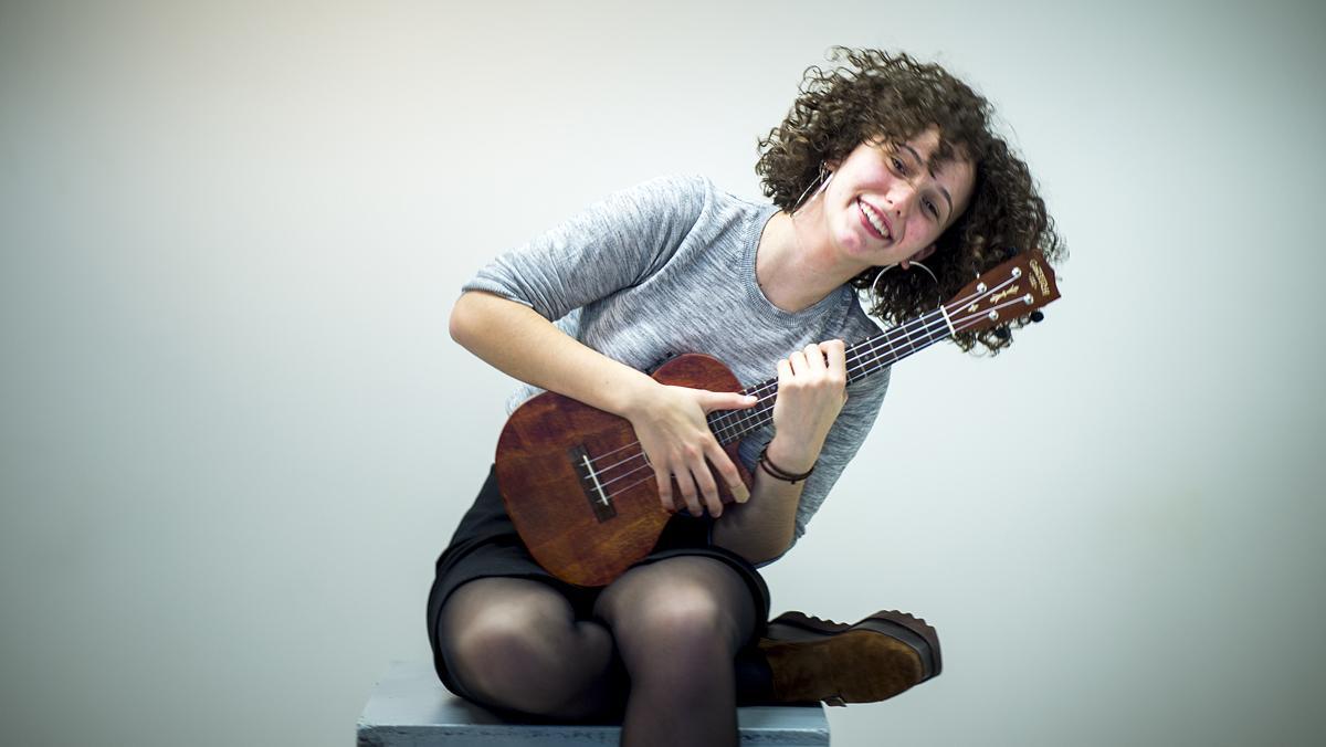 Paula Valls interpreta amb el seu ukelele ’Get away’ en acústic.