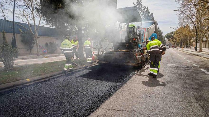 Los operarios trabajando en la adecuación del firme de un calle de Zaragoza.  | AYUNTAMIENTO DE ZARAGOZA