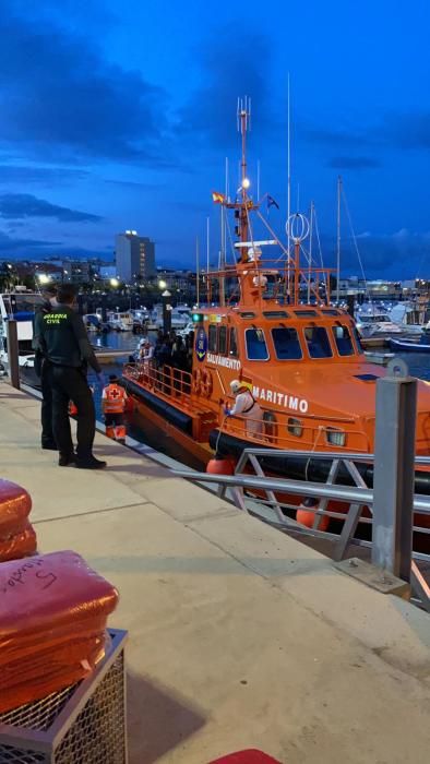 Localizan una patera rumbo a Fuerteventura, con un bebé nacido a bordo