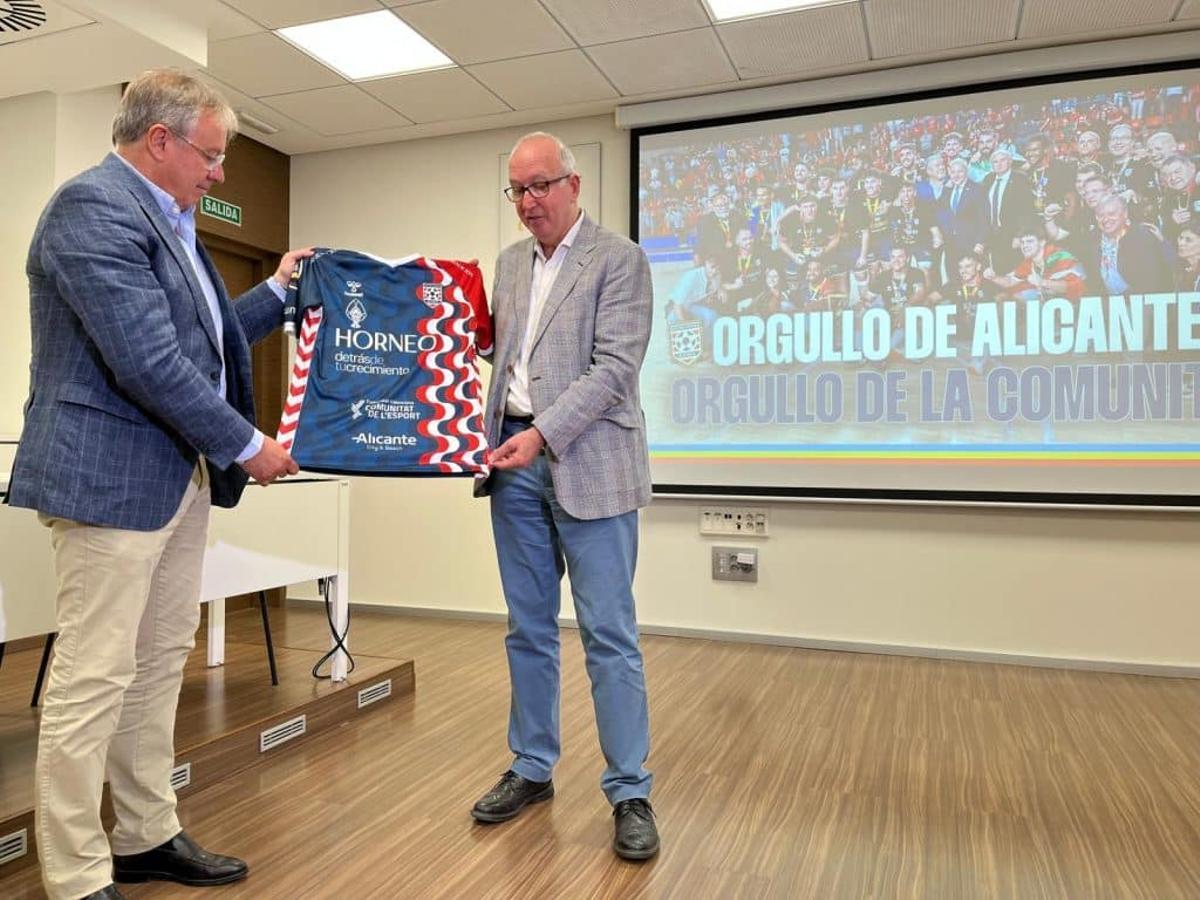 Ñago Cremades, recibido por Juan Miguel Gómez, director de la Fundación Trinidad Alfonso.