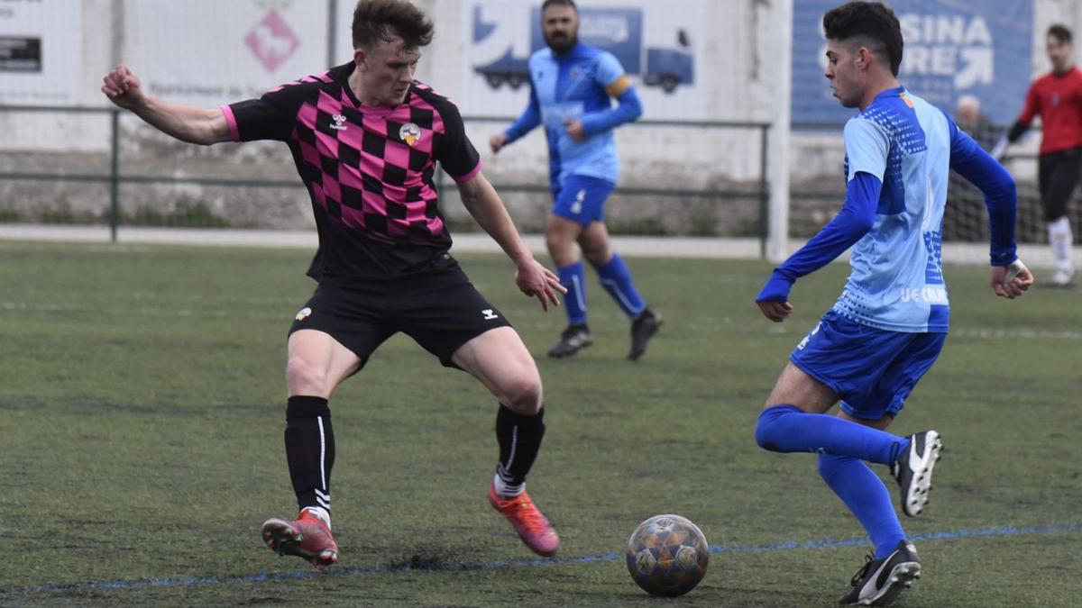 El jugador local Quintana tracta de superar el defensor del Sabadell en una acció ofensiva | OSCAR BAYONA