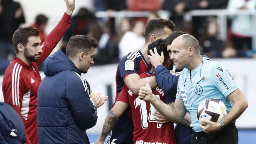 Osasuna homenajea a Mateu con un pasillo al final del partido