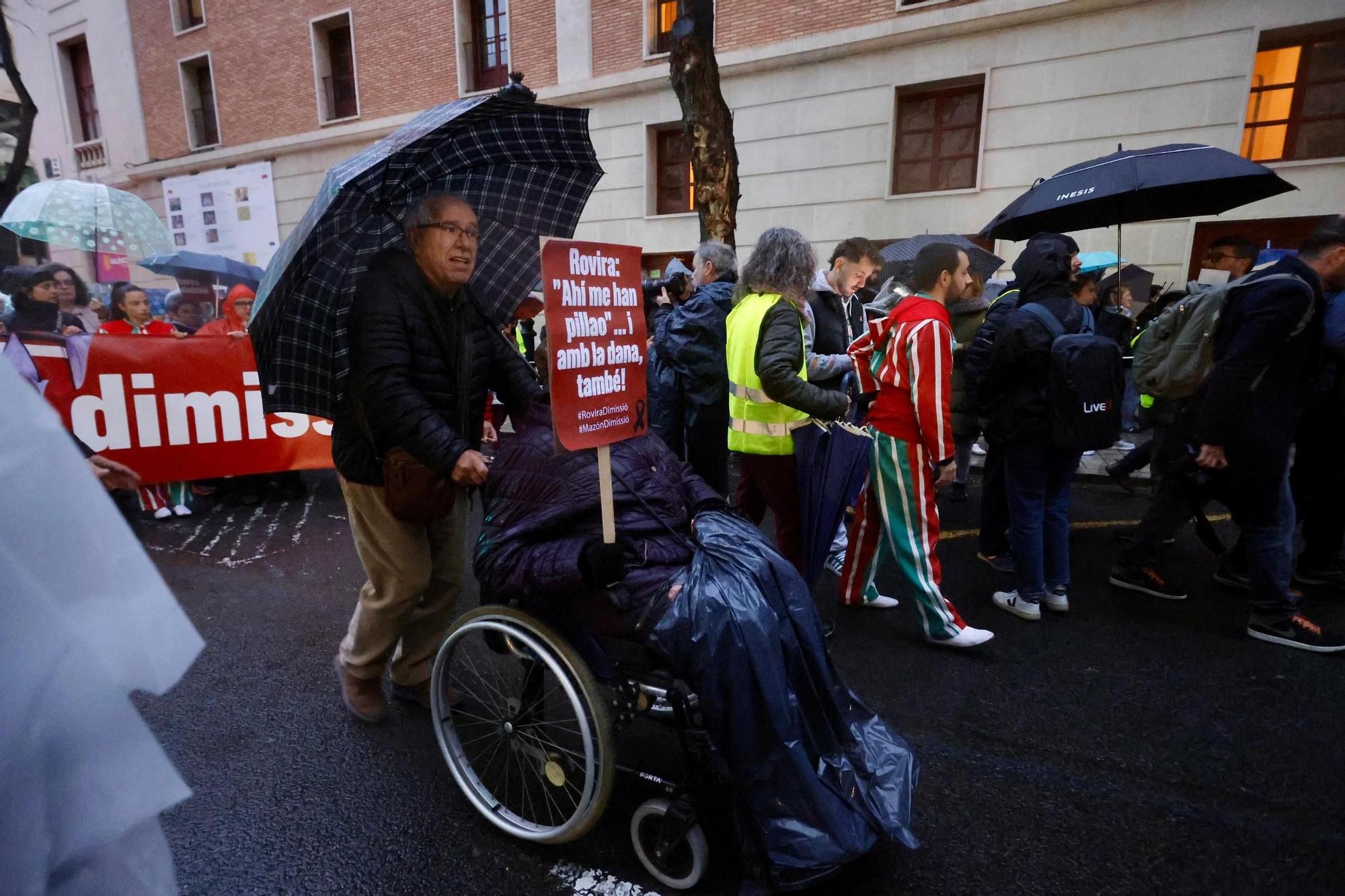 La cuarta manifestación contra Mazón por la gestión de la dana, en imágenes