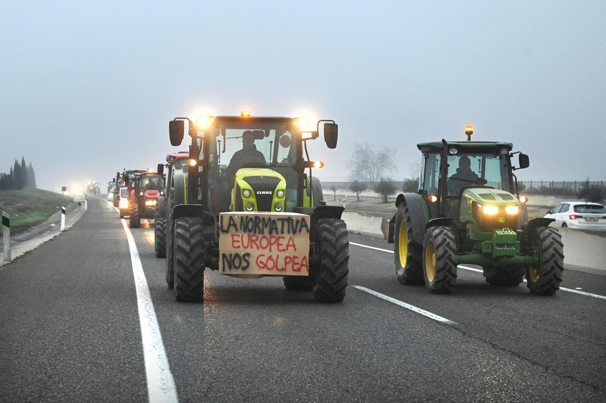 Agricultores catalanes protestan en Fondarella, en el Pla dUrgell (Lleida)