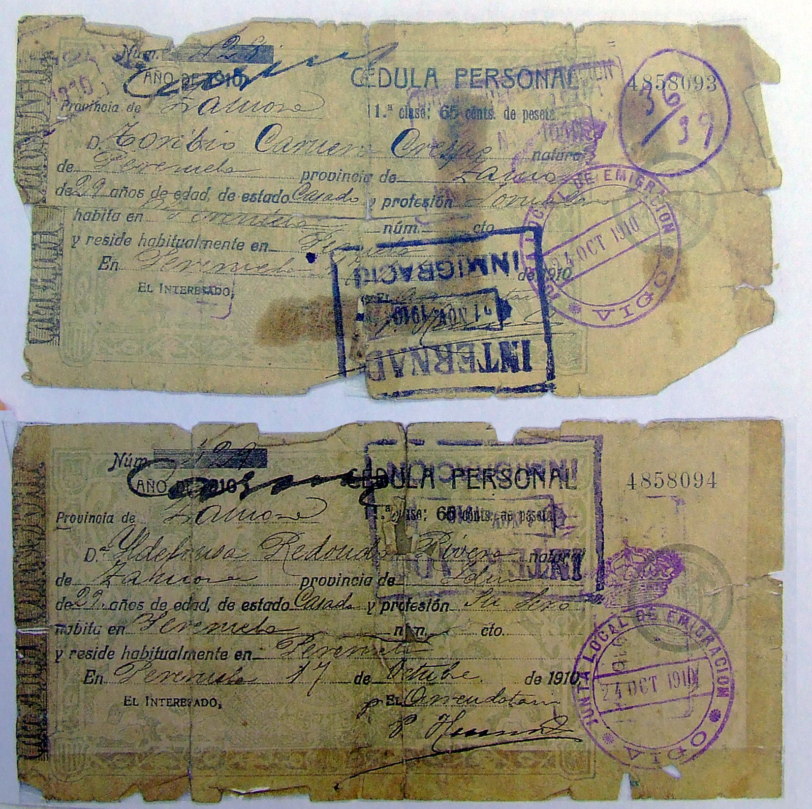 Cédulas de identificación de Toribio y Alfonsa (inscrita erroneamente como Ildefonsa), con el sello de enbarque de Vigo