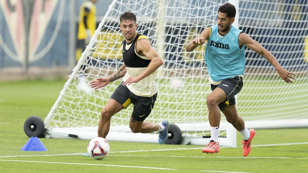 Kiko Femenía (i) y Ayoze Pérez (d), en el entrenamiento previo del Villarreal a enfrentarse al Barcelona.
