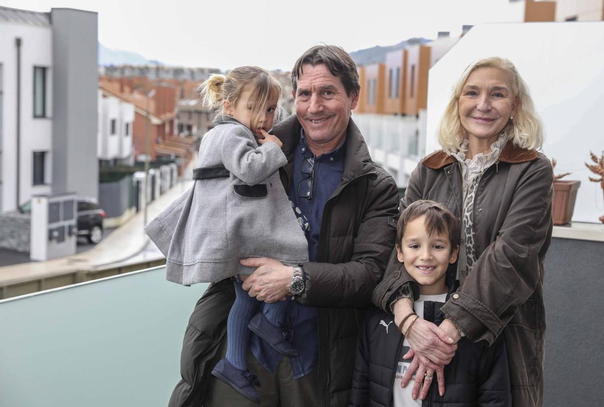 Eugenio  Fernández, con su mujer, Teresa  Camacho, y sus nietos  Telva y Bruno Rodríguez. | pablo solares