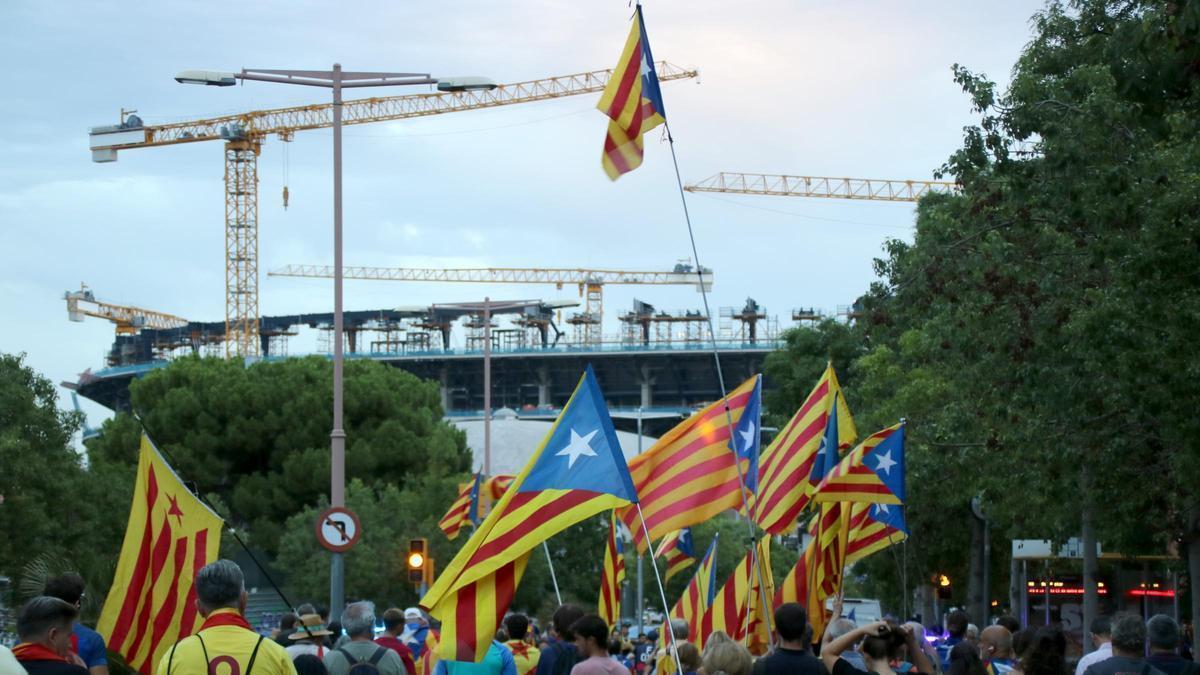 La marxa de protesta que s'ha fet al voltant de l'Spotify Camp Nou