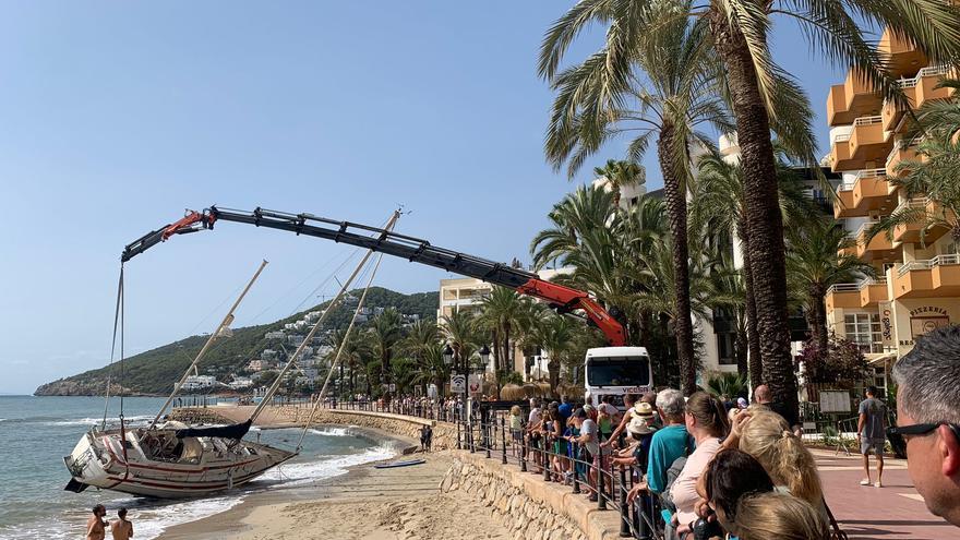 Retirado el velero embarrancado en el paseo marítimo de Santa Eulària durante el temporal