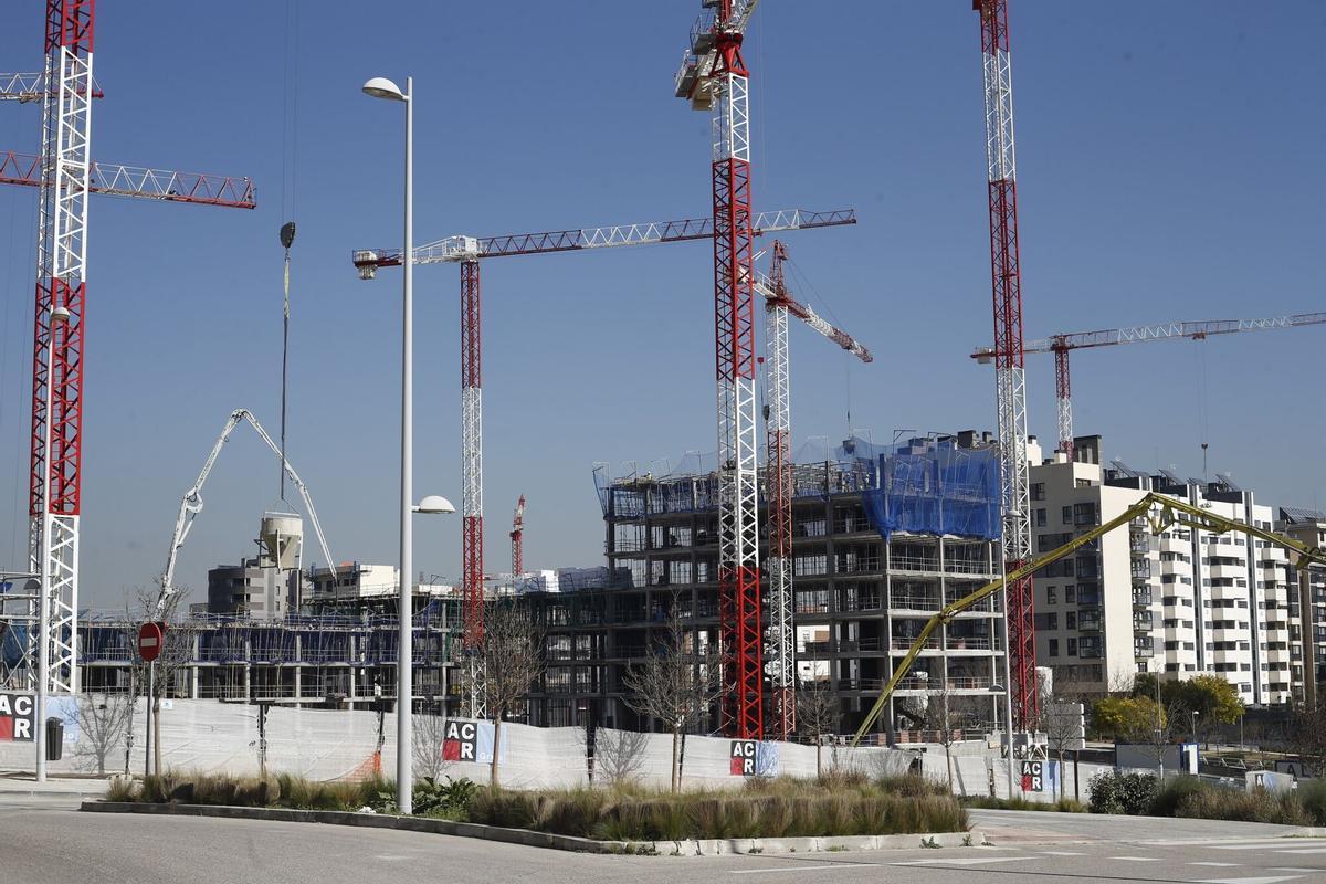 Varios bloques de viviendas en construcción.