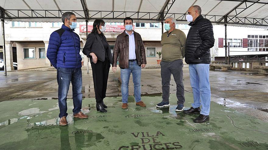 Gonzalo Caballero acudió a Vila de Cruces ayer por la tarde. | // BERNABÉ/JAVIER LALÍN