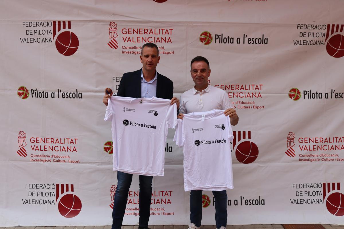 Alberto Belda, regidor d'Esports de l'Ajuntament d'Alcoi, i Javier López, director del Poliesportiu Francisco Laporta.