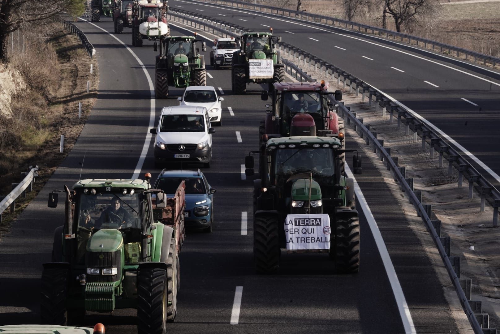 Els pagesos inicien la marxa lenta de tractors cap a Barcelona per la C-16 i reobren la C-25
