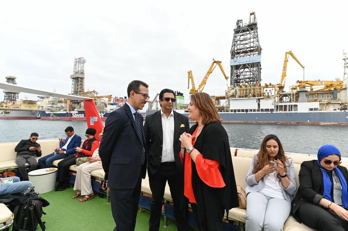 Beatriz Calzada dialoga con dos miembros de la delegación marroquí de Souss-Massa.