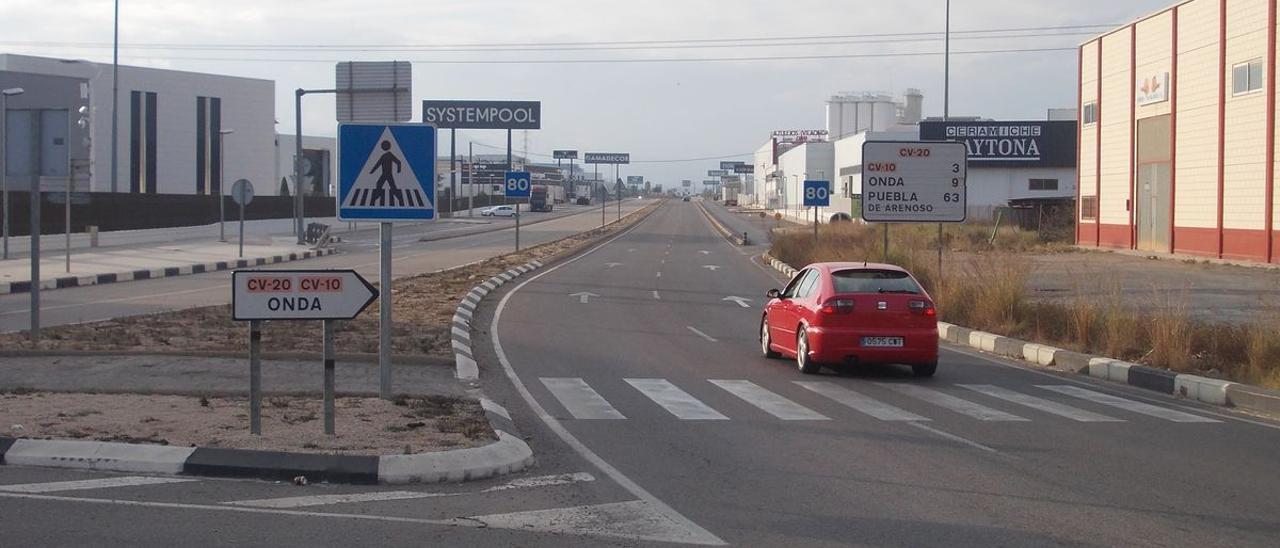 Un centenar de empresas, alguna de ellas con más de 250 trabajadores, se distribuyen en el polígono industrial de la carretera de Onda, en Vila-real.